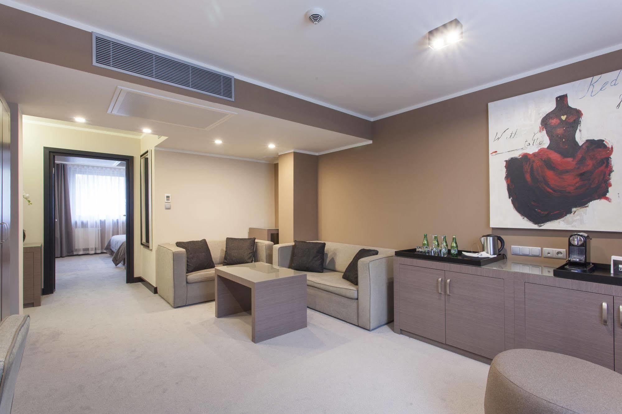 Ilonn Hotel
